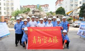 集團公司團委為洛陽市濱河新村改造項目青年突擊隊授旗！